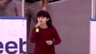 8歳少女の国歌斉唱中、マイク故障のハプニングから感動に