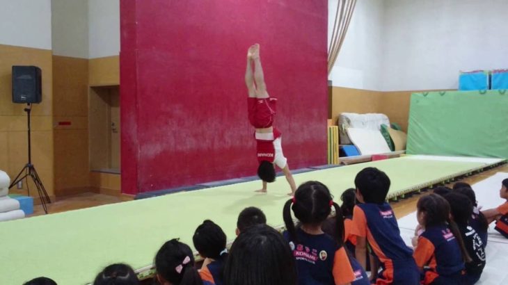 北京オリンピック銀メダリスト沖口誠選手 引退後KONAMIスポーツにて子供たちを指導 マットで倒立