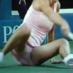 女子テニス選手の思わぬハプニング