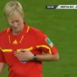 試合中にさりげなく女性審判の胸を触るサッカー選手